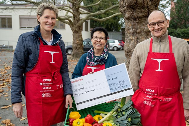 Checkübergabe von Susanne Kaufmann (Raiffeisen, rechts) und Guido Wirthlin (Raiffeisen, links) an Rosmarie von Büren (Gemeinnütziger Frauenverein, Mitte). Foto: zVg