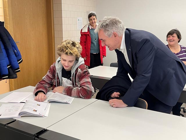 Landammann und Bildungsdirektor Alex Hürzeler beim Unterrichtsbesuch in Rheinfelden bei ukrainischen Schülerinnen und Schülern. Foto: Kanton Aargau