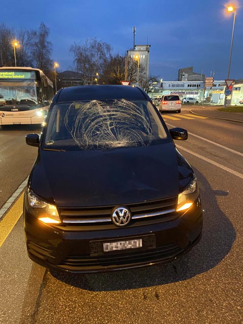 Dem Fahrzeuglenker wurde noch vor Ort der ausländische Führerausweis vorläufig aberkannt. Foto: Polizei AG