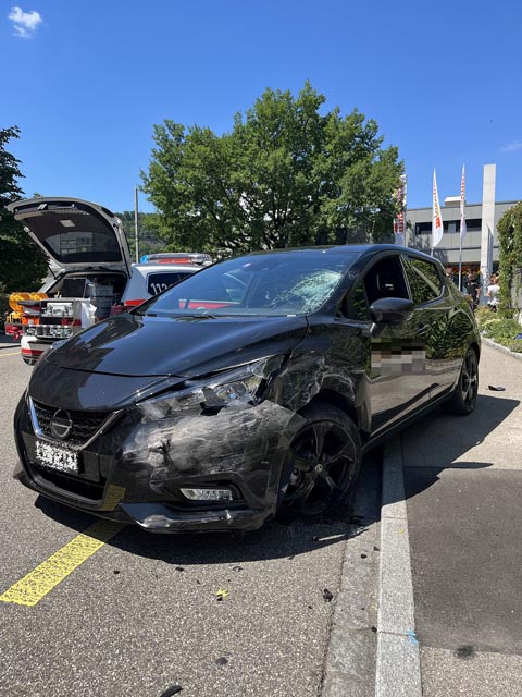 Ein Fussgänger wurde bei der Kollision mit dem Personenwagen verletzt. Foto: Polizei BL
