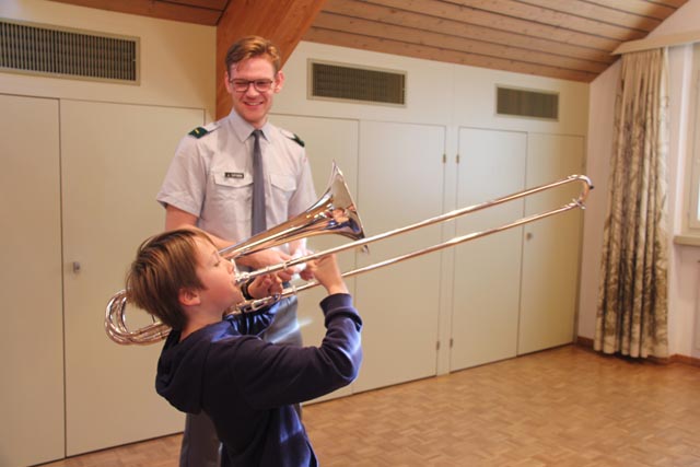 Geduldig erklärten die Soldaten den Schülerinnen und Schüler die Handhabung der verschiedenen Instrumente in der Militärmusik. Foto: zVg