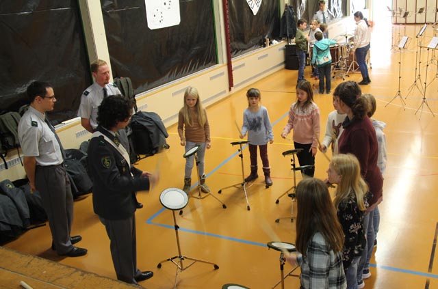 Geduldig erklärten die Soldaten den Schülerinnen und Schüler die Handhabung der verschiedenen Instrumente in der Militärmusik. Foto: zVg