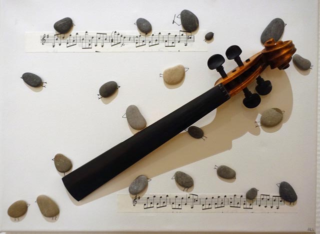 Myrta Senn zeigt im Hotel Eden originelle und fantasievolle Bilder aus Steinen und anderen Naturmaterialien. Foto: Roswitha Frey