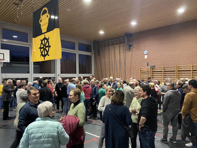 Unter gemeinsamem Wappen: Die Einwohnerschaft von Herznach-Ueken stösst beim anschliessenden Apéro auf die fusionierte Gemeinde an. Foto: Sonja Fasler
