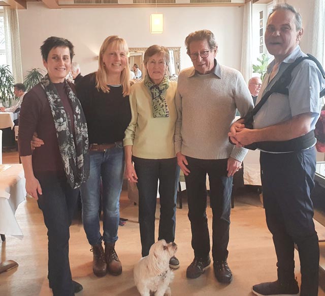 Bild (von links): Sibylle Freiermuth, Martina Loechle, Ruth Urben, Paul Bär, Kurt Treier mit Hund Mickey. Foto: zVg