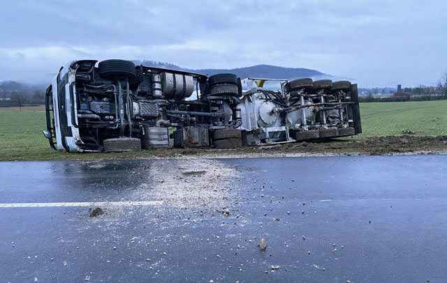 Nach ersten Erkenntnissen ist der Unfall auf nicht angepasste Geschwindigkeit zurückzuführen. Foto: Polizei AG