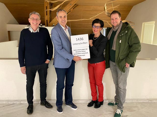 Übergabe der Unterschriften an Aldo Grünblatt, Gemeindeverwalter Muttenz – Daniel Schneider, Aldo Grünblatt; Anita Biedert, Serge Carroz (v.l.). Foto: zVg