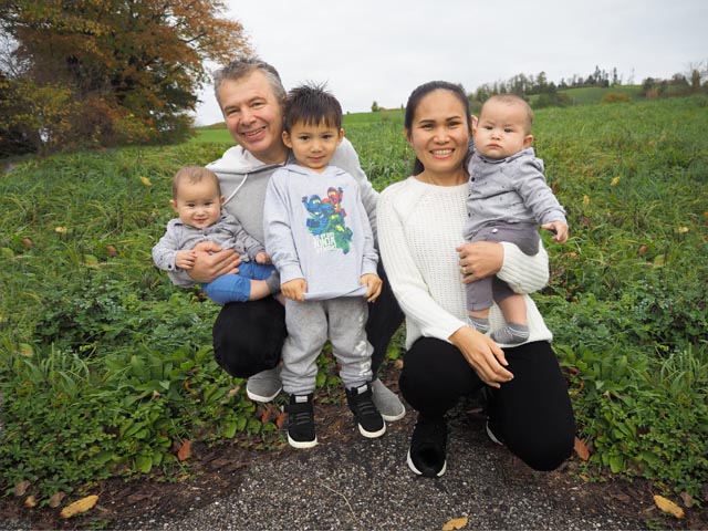 Fam. Sigrist Bussabong und Nick Sigrist mit ihren Zwillingen Daniel und David und dem dreijährigen Florian. Foto: zVg