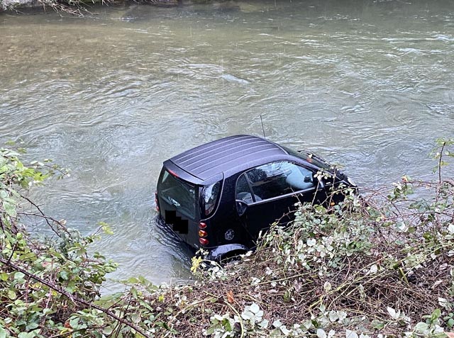 Ungesicherter Personenwagen rollt in die Ergolz. Foto: Polizei BL 