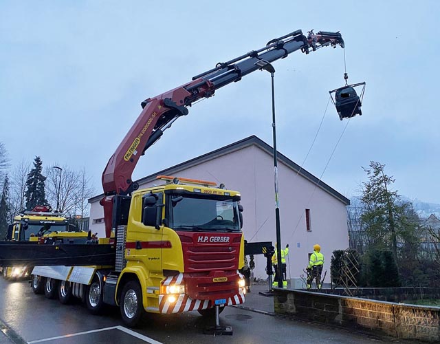 Mit Unterstützung der Feuerwehr konnte der Smart durch ein Abschleppunternehmen aus der Ergolz geborgen werden. Foto: Polizei BL