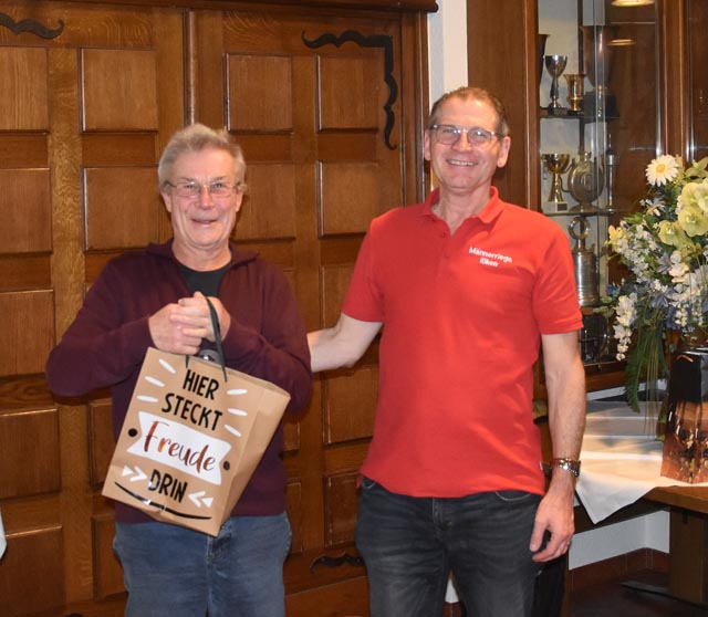 Christoph Merz wird für 30 Jahre Vereinszugehörigkeit gewürdigt (von links: Christoph Merz, Silvan Erni). Foto: zVg