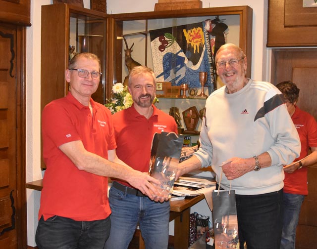 Bruno Rohrer wird für 40 Jahre Vereinszugehörigkeit geehrt (von links: Silvan Erni, Ivo Jegge, Bruno Rohrer). Foto: zVg
