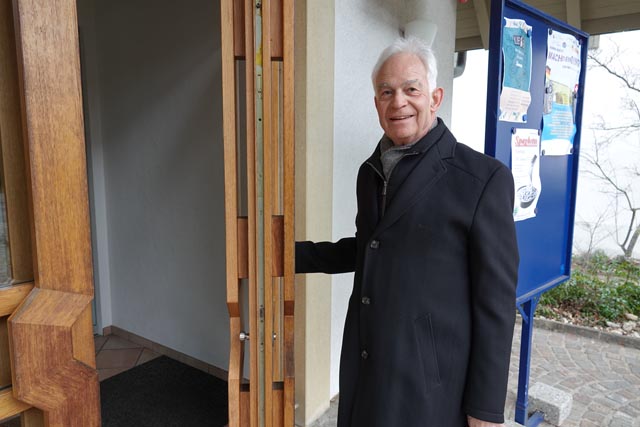 Christian Fricker, Präsident des Fricktal Regio Planungsverbands, öffnet die Tür zum Pfarreizentrum Rampart in Frick. Dort findet das 29. Gemeindeseminar statt. Foto: Peter Schütz