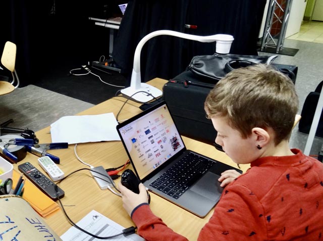 Die Schülerinnen und Schüler sind rege mit der Tonproduktion beschäftigt. Foto: zVg