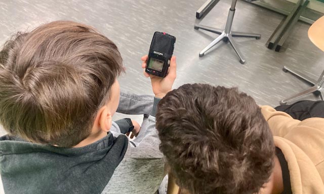 Die Schülerinnen und Schüler sind rege mit der Tonproduktion beschäftigt. Foto: zVg