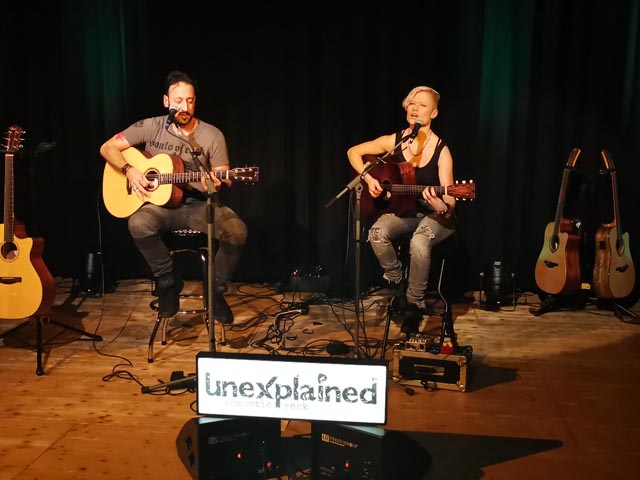 Unplugg3d Nights – akustische Gitarre und charaktervolle Stimmen ergaben einen mitreissenden Mix aus schmachtenden Balladen und fetzigen Songs, die den SteinliChäller beben liessen. Foto: Dominik Pfoster