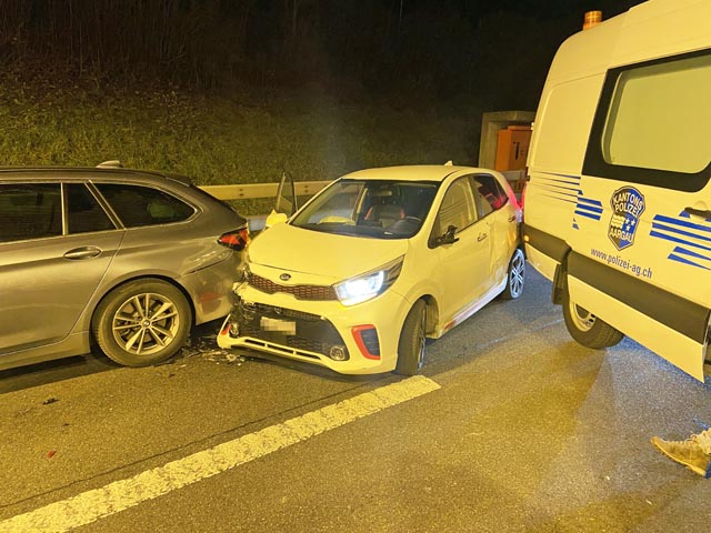 Als er versuchte, zwischen zwei abgestellten Polizeifahrzeugen hindurchzufahren, kollidierte der Kia mit diesen und wurde blockiert. Foto: Polizei AG