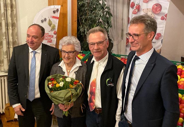  Sie liessen Othmar Eicher in den Ruhestand ziehen (v.l.n.r.) RR Dr. Markus Dieth, Maria Eicher (Mutter), Othmar Eicher, Matthias Müller Abteilungsleiter Landwirtschaft Aargau. Foto: zVg