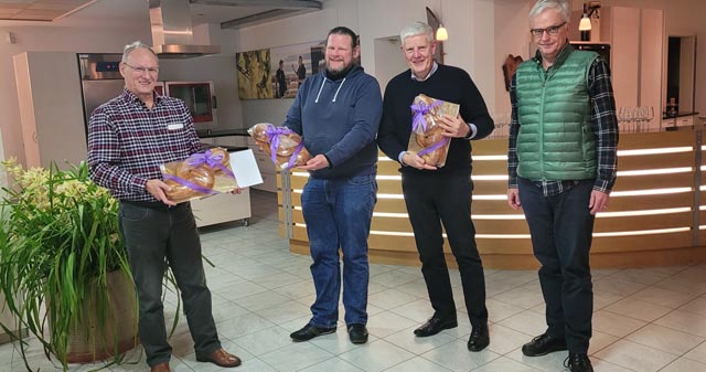 Ein Rückkehrer und zwei neu aufgenommene Sänger (von links): Peter Rufli, Christian Vogt, Markus Kuhn mit Präsident Markus Amsler. Foto. zVg