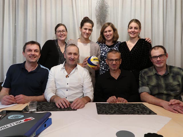 Der aktuelle Vorstand des Beachvolleyballclubs Möhlin. Elena Haugg, Denise Hofmann, Sandra Bäckert und Céline Stocker (hinten v.l.), Jo Kolb, Dani Dillier, Rolf Jordi und Dirk Bachmann (vorne v.l.). Foto: zVg