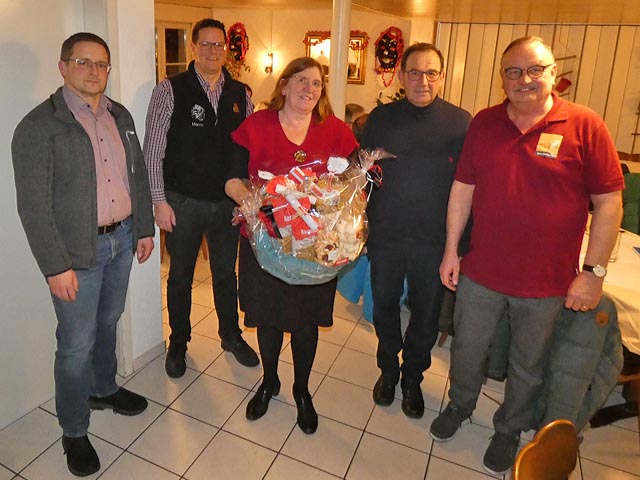 Die Vorstandsmitglieder danken Helene Häseli, dass sie für den slowUp 2023 nochmals die Geschäftsstelle und die aufwändigen Vorbereitungsarbeiten betreut (von links): Andreas Klomki, Marco Zaugg, Helene Häseli, Urs Schneider und Präsident Gerhard Zumsteg; es fehlt Vorstandsmitglied Franz Ruckli. Foto: Jörg Wägli