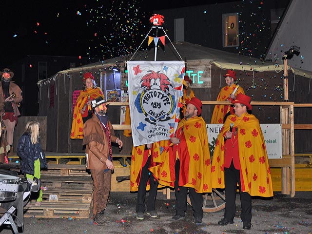 Die Fasnachtsgesellschaft überrascht die Guggenmusik mit einer «Prototype»-Vereinfahne. Foto: Jörg Wägli