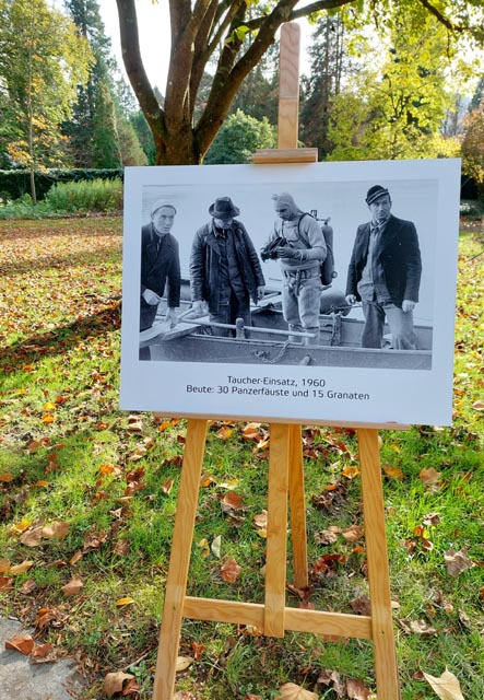 Blick in die Fotoausstellung im Schlosspark als Auszug der Wechselausstellung «Säckinger Rheingeschichten» im Hochrheinmuseum Schloss Schönau. Auf dem Foto: Modistin und Angler am Kanal der Rheinsäge, 1894, Bildquelle: Stadtarchiv Bad Säckingen. Foto: Tourismus- und Kulturamt Bad Säckingen