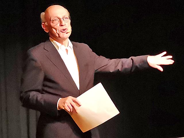 Gewichtige Themen zur politischen Aktualität gekonnt pointiert und auch mit einem Augenzwinkern zur Diskussion zu stellen, dies ist Beat Kappelers Kunst, wie er im SteinliChäller bewies. Foto: Dominik Pfoster