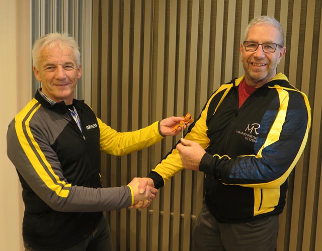 Schlüsselübergabe von Hans-Peter Liebhardt an Hansueli Amsler. Foto: zVg