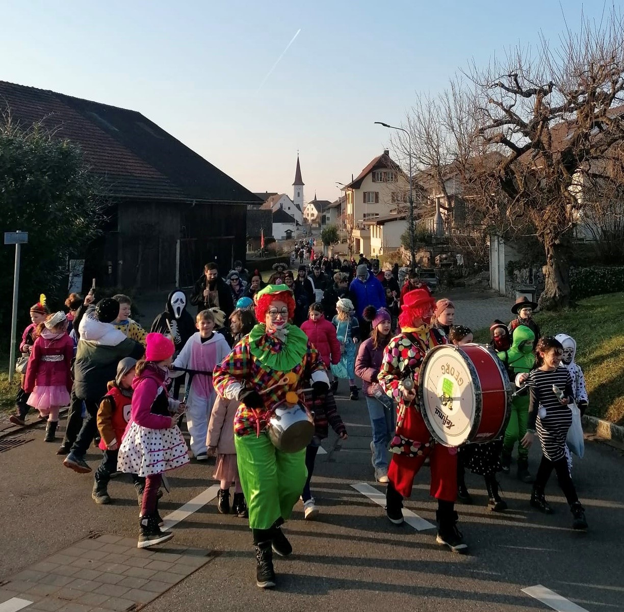 Tschättermusik durchs Dorf. Foto: zVg