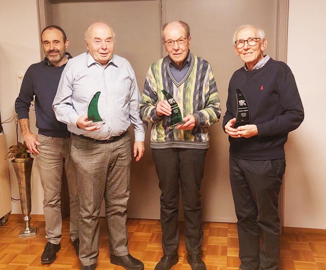 Präsident Oliver Müller (links) ehrte Thomas Winter, Franz und Robert Rebmann für 70 Jahre beim VCK. Foto: zVg