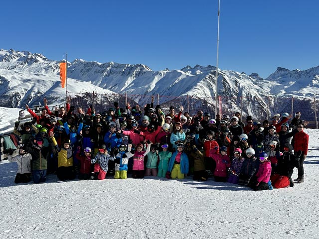 67 Kinder aus Herznach-Ueken, Zeihen, Densbüren, Gipf-Oberfrick und Kaisten sowie 20 Leiter im Schnee. Foto: zVg 