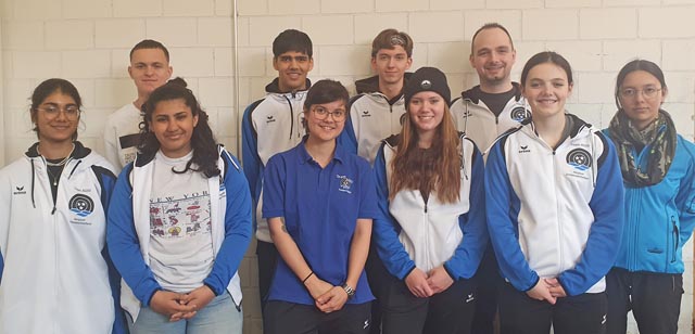 Das Aargauer Nachwuchsteam am Schweizer Verbandsmatch Gewehr 10 m: (von links) Anupama Anne Anburajan, Lazar Todorovic, Shruthi Alexander, Sukrit Sahni, Darunee Frossard (Betreuerin), Joël Müller, Fiona Kitanovic, Nicola Bendig (Betreuer), Nina Staudacher und Naomi Filiatre. Foto: AGSV