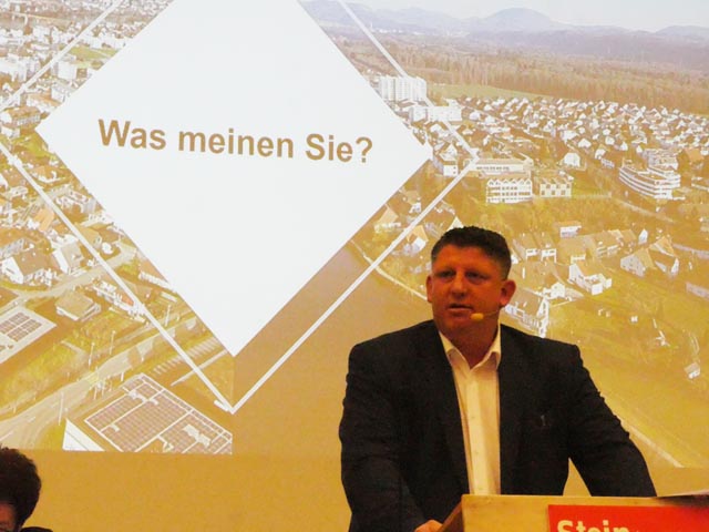 "Was meinen Sie?", war die Frage, die Gemeindeammann Beat Käser den Steinern am Donnerstag zum Thema Gemeindefusion mit Sisseln stellte. Foto: Jörn Kerckhoff