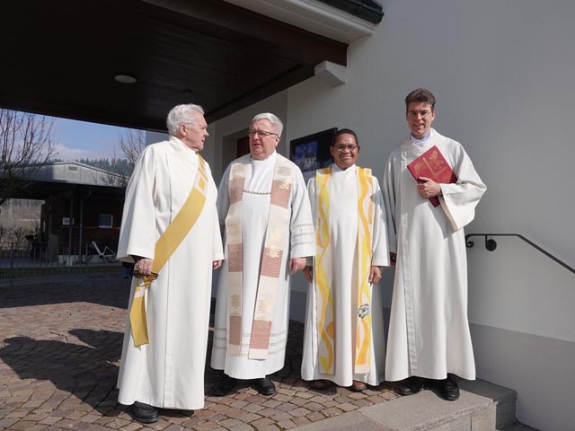 Sie führten durch den Gottesdienst (von links): Urs Buser, Peter Berg, Stefanus Wolu Itu und Berthold Kessler. Foto: Peter Schütz Drittes Bild: Gut besuchter Gottesdienst in der Fridolinskapelle von Sisseln. Foto: Peter Schütz