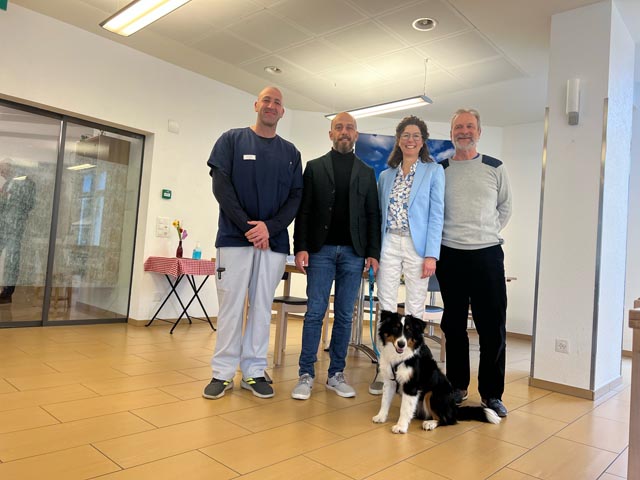 Gemeindeammann Markus Fäs (rechts) freut sich über die Neuerungen, die Marion Wegner-Hänggi (Vorsitzende der Geschäftsleitung), Kai Schröder (Pflegedienstleitung, links) und Yasin Alemdar (Leitung Finanzen und Administration) im WPZ Stadelbach auf den Weg gebracht haben. Dazu gehört auch Therapiehund Dexter. Foto: zVg