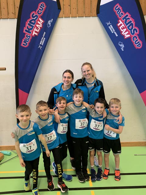 Die U10-Knaben der Jugendriege Stein mit ihren beiden Betreuerinnen. Foto: zVg