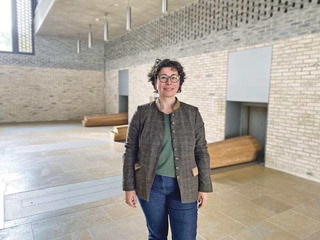 Anja Bandi zeigt das im Jahr 2018 neu erbaute Krematorium. Foto: Sonja Fasler
