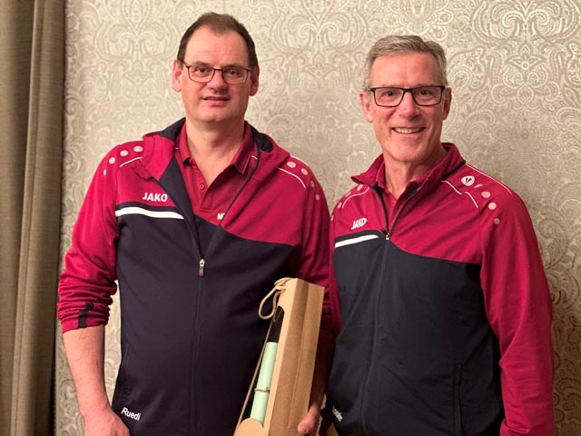 Der Präsident Armin Bieli gratuliert Ruedi Plattner (links) zur Ehrenmitgliedschaft. Foto: zVg