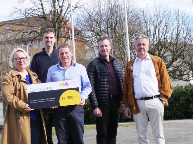 Anita Kym (links) überreichte den Gutschein, Marco Oettiker, Hans Metzger, Marius Fricker und Thomas Henzel (von links) wohnten dem kleinen Festakt bei. Foto: Jörn Kerckhoff