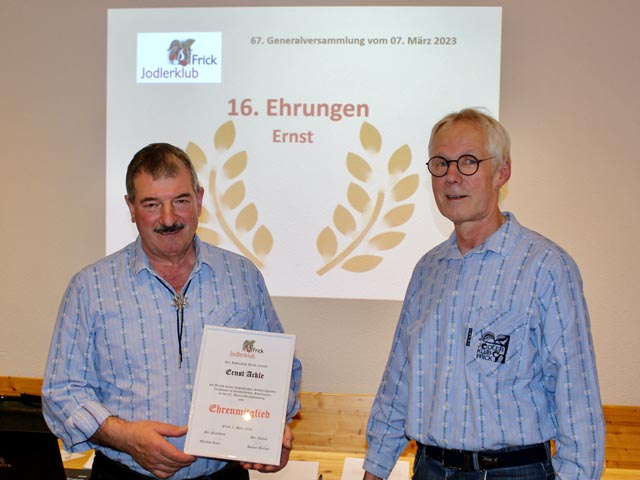 Ernst Ackle erhält die Ehrenmitgliedschaft. Foto: zVg
