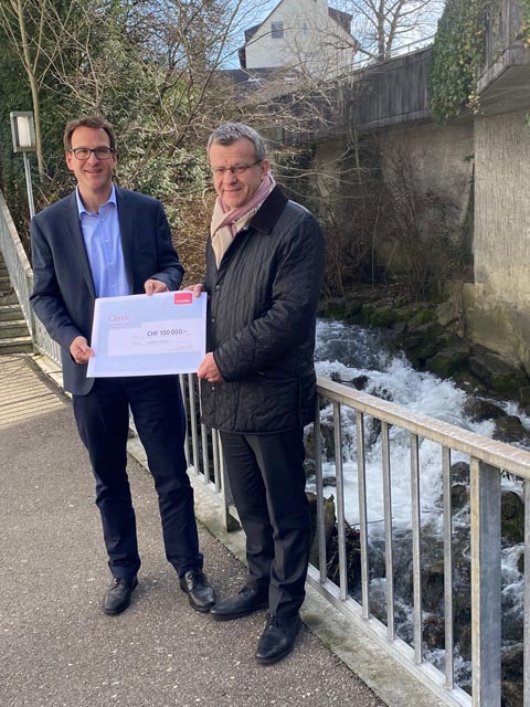 Grosszügige Unterstützung: Roger Schneider, Generalagent der Mobiliar Rheinfelden, überreicht Stadtammann Franco Mazzi am Magdenerbach einen Check über 100 000 Franken. Foto: zVg
