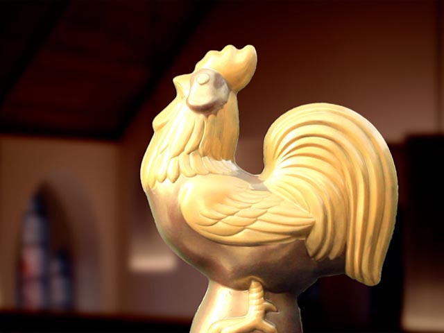 Der «Goldene Güggel» wartet in der ref. Kirche auf die Gewinner des Kurzfilmfestivals. Foto: zVg