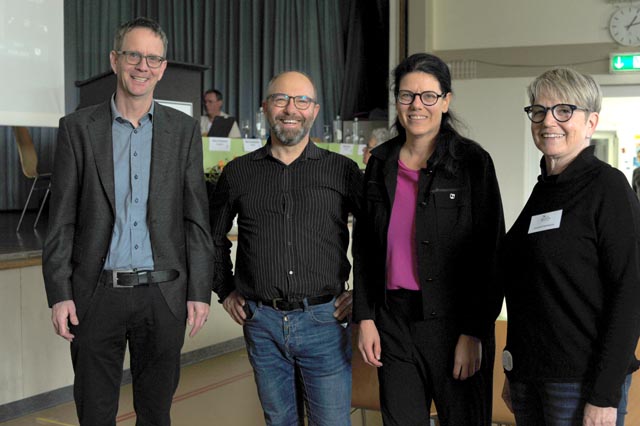 Hochkarätige Gäste und Redner bzw. Rednerinnen an der DV von BirdLife Aargau (von links):  Fabian Dietiker, Leiter Abteilung Wald; Thomas Stucki, Leiter Abteilung Jagd & Fischerei; Barbara Horlacher, Frau Stadtammann von Brugg; Gertrud Hartmeier, Präsidentin BirdLife Aargau. Foto: zVg