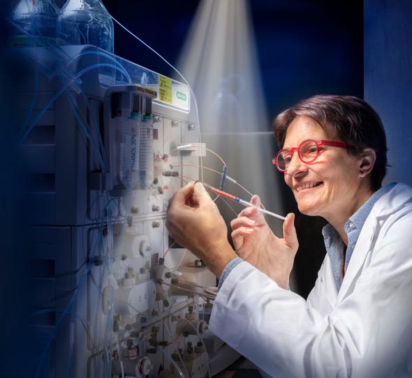 PSI-Forscherin Valérie Panneels reinigt das rote Protein Rhodopsin, um es später am Freie-Elektronen-Röntgenlaser SwissFEL zu untersuchen. Foto: Scanderbeg Sauer Photography