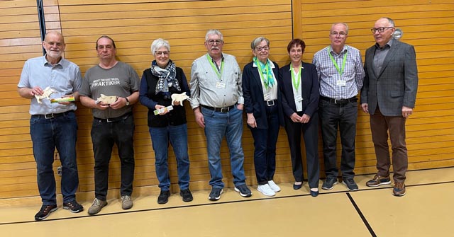 Neuer Vorstand (von links): Bruno Hossli, Franz Kohler, Esther Hohermuth, Richard Schmid, Pia Lindemann. Christa Stocker, René Kistler, Ruedi Hasler. Foto: zVg