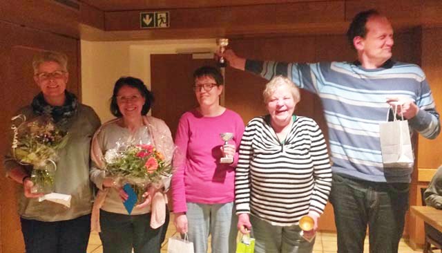 Die Jubilare von links Conny Hasler, Pilar Cirelli, Nadine Schiesser, Christine Zaugg und Sämi. Meier. Foto: zVg