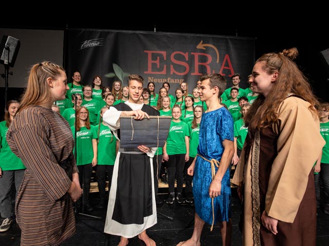 Esra liest aus der Schriftrolle. Foto: zVg