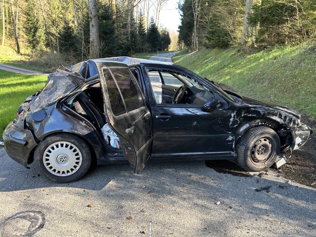 Der VW überschlug sich und kam mitten auf der Strasse zum Stillstand. Foto: Polizei AG