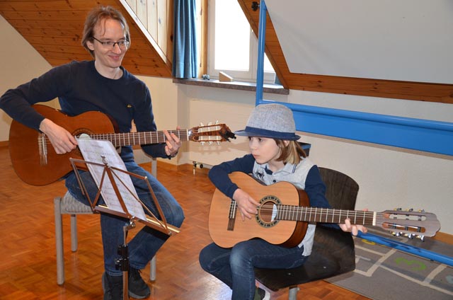 Konzentrierter Gitarrenschüler. Foto: zVg